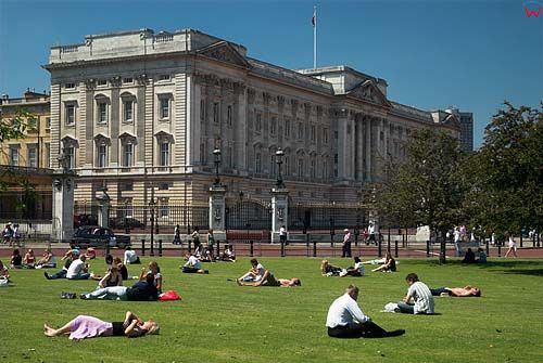 Londyńczycy na trawniku przed Pałacem Buckingham.